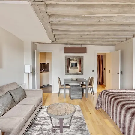 Luxury Louvre Apartment *