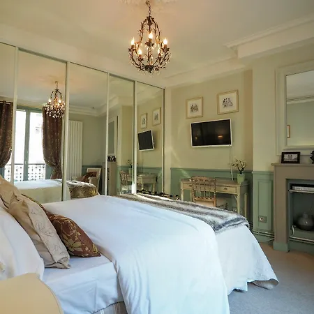 D : Louvre Elegant Bed & Breakfast