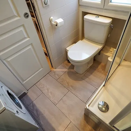 לינה וארוחת בוקר D : Louvre Elegant 3*