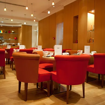 Westside Arc De Triomphe Hotel 4*