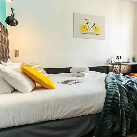 Arty Porte De Versailles By River Hostel Paris