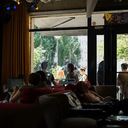 The People - Belleville Iex Les Piaulesi Auberge de jeunesse Paris