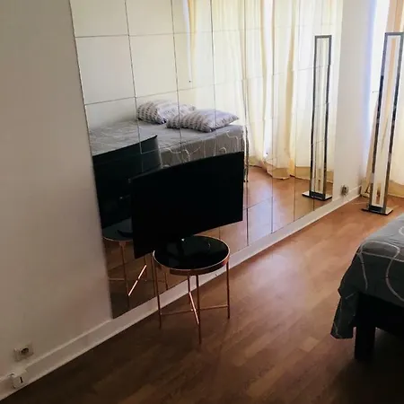 Rue De La Pompe Apartment