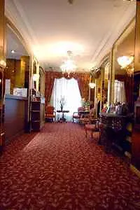 La Boetie 3* Paris
