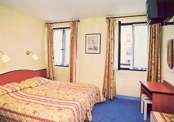 Alyss Saphir Cambronne Eiffel Otel Paris