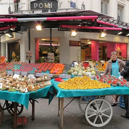 Little Boudoir Of Champs-elysées