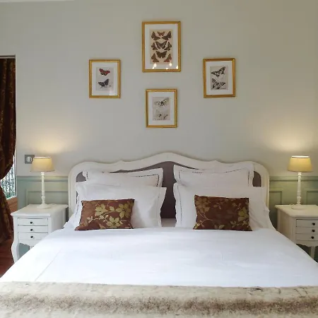 D : Louvre Elegant Bed & Breakfast 3*