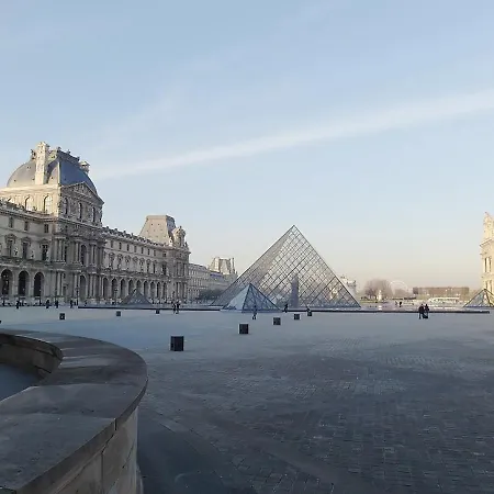 לינה וארוחת בוקר D : Louvre Elegant