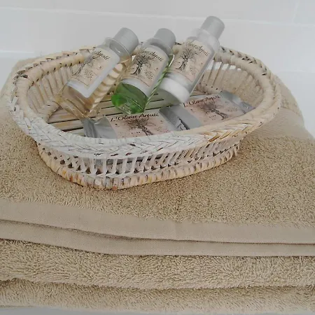 D : Louvre Elegant Bed & Breakfast 3*