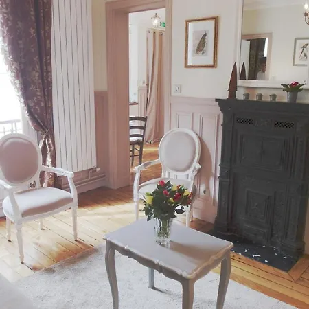 D : Louvre Elegant Bed & Breakfast