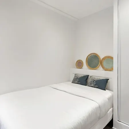 Bright & Modern Studio In Apartment