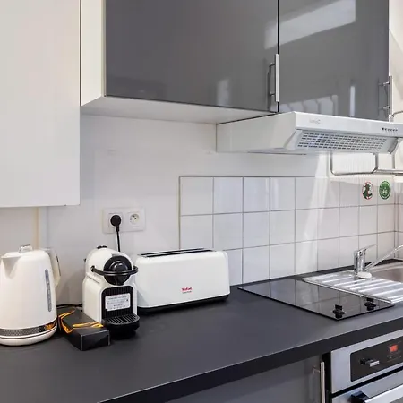 Bright & Modern Studio In Apartment *