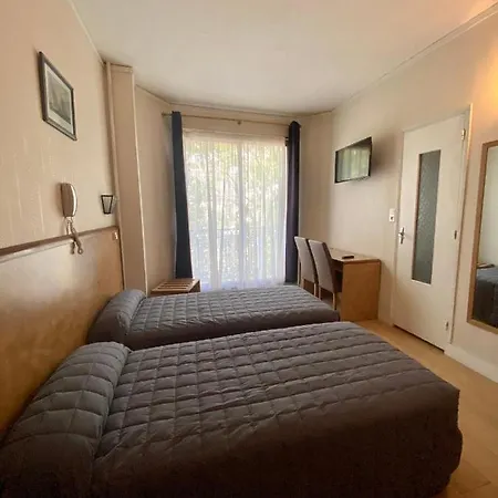 Studia Hotel *