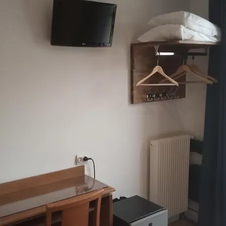 De La Perdrix Rouge Hotel Paryż