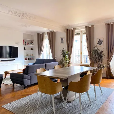 Marvellous Sunbathed 3br At The Heart Of Apartment Paris
