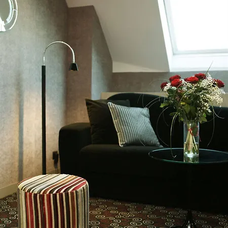 Hotel Jardin De Cluny 4*