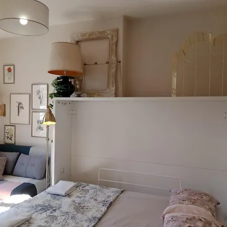 Authentic House Small, Bright And Calm Paris