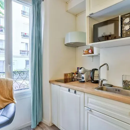 Small Parisian Cocoon Located In The 18th District 아파트