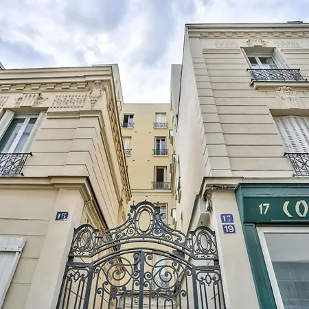 Small Parisian Cocoon Located In The 18th District *
