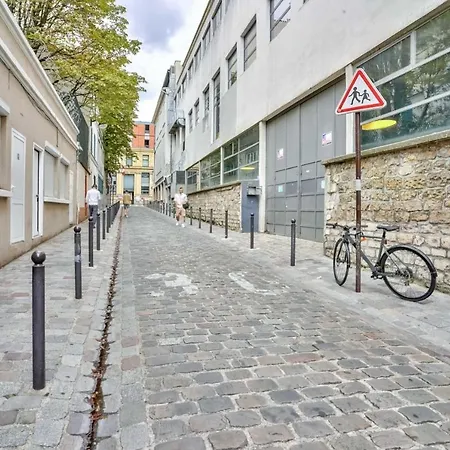 Small Parisian Cocoon Located In The 18th District 파리