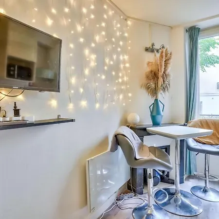 Small Parisian Cocoon Located In The 18th District 아파트 *