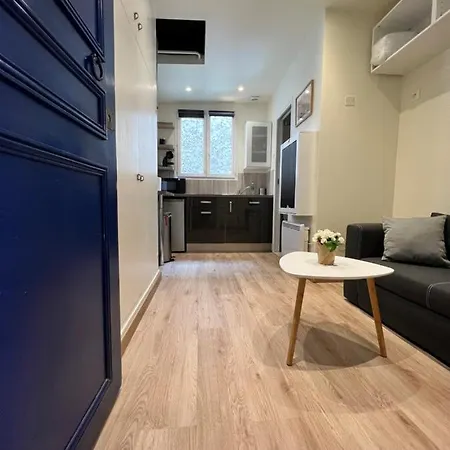 Studio Neuf Entierement Equipe Et Bien Situe. Apartment Paris