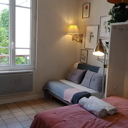 Authentic House Small, Bright And Calm Paris