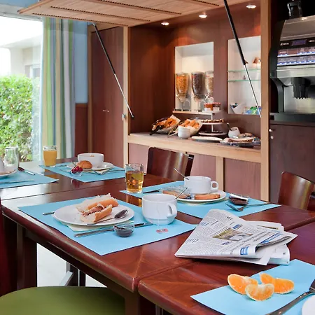 Apartmanhotel Adagio Buttes Chaumont 3*