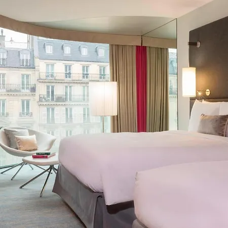Renaissance Arc De Triomphe Hotel 5*