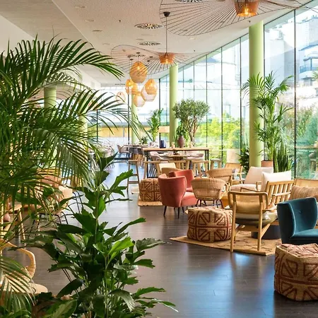 Hotel Renaissance Arc De Triomphe 5*