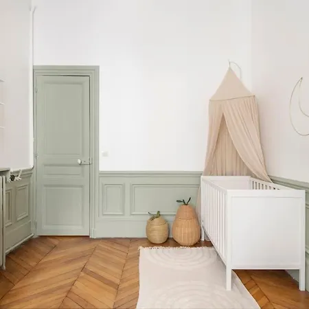 Haussmannien 156m2 Avec Balcon Filant *