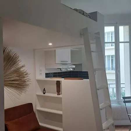 Au Pied Du Trocadero