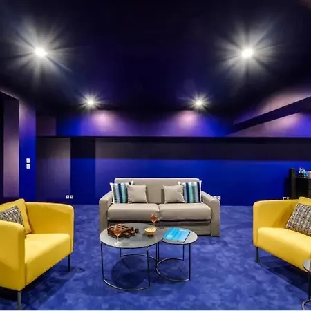 Modern And Eclectic 3bd Duplex In Le Marais! Parijs