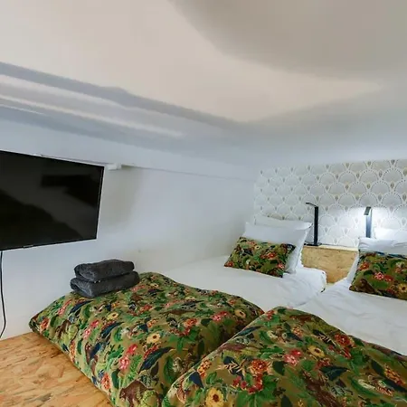 Apartment Stylish And Sunny 7bd With Garden For 17 Guests!