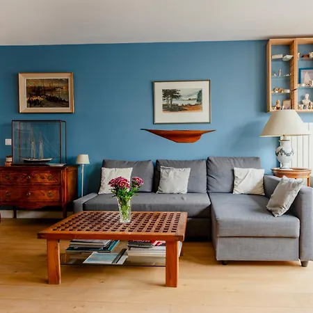 Eiffel Tower Elegant Apartment Paris