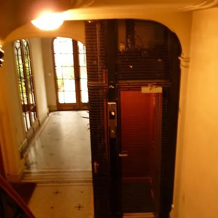 Prestigious 2 Bedroom Near Champs Elysees Апартаменты Париж