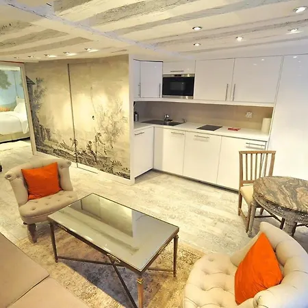 Apartament Tenderness At Notre Dame, Delacroix