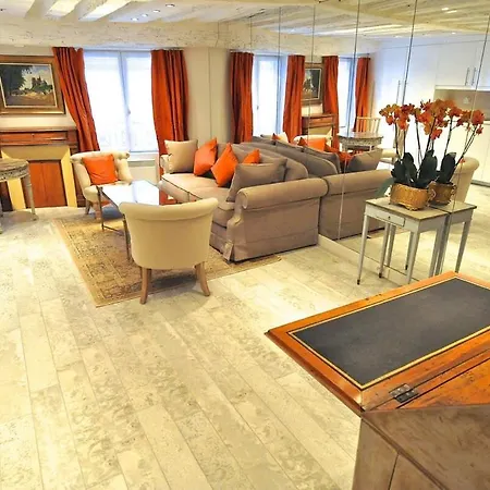 Apartament Tenderness At Notre Dame, Delacroix