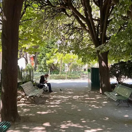 Apartament Tenderness At Notre Dame, Delacroix