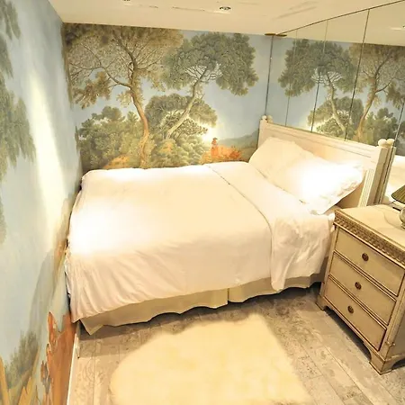 Apartament Tenderness At Notre Dame, Delacroix