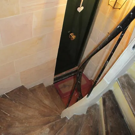 Apartament Tenderness At Notre Dame, Delacroix *