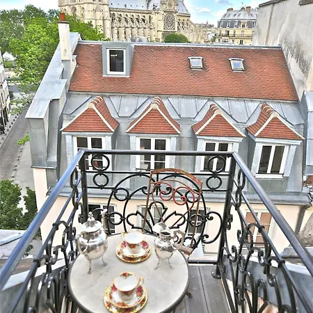 A Balcony On Notre Dame Apartament