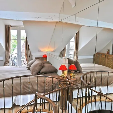 A Balcony On Notre Dame
