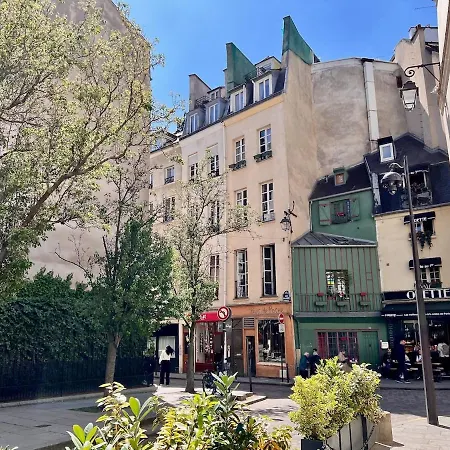 A Balcony On Notre Dame Apartament *