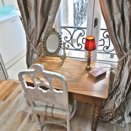 A Balcony On Notre Dame Paryż