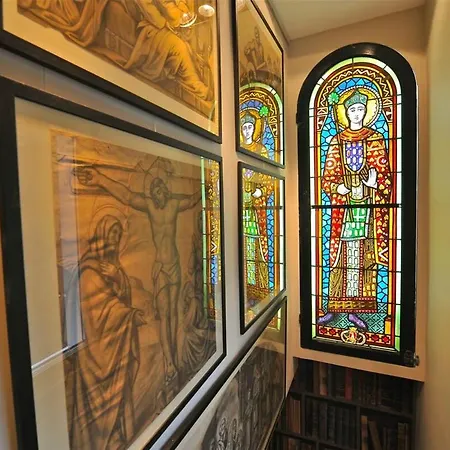 A Balcony On Notre Dame Paryż