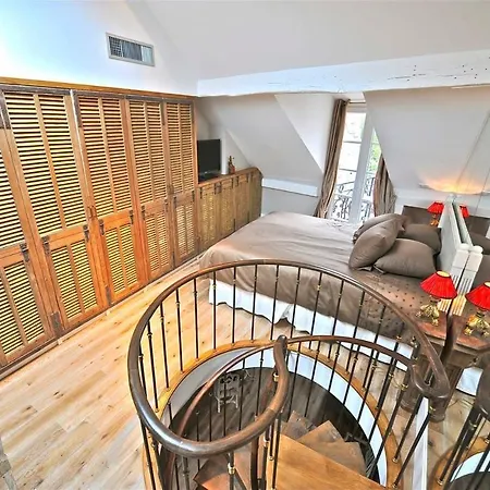 A Balcony On Notre Dame Apartament *