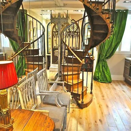 A Balcony On Notre Dame Apartament