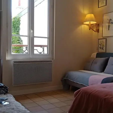 Authentic House Small, Bright And Calm