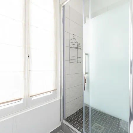 Beautiful And Bright Studio Near Belleville Paris